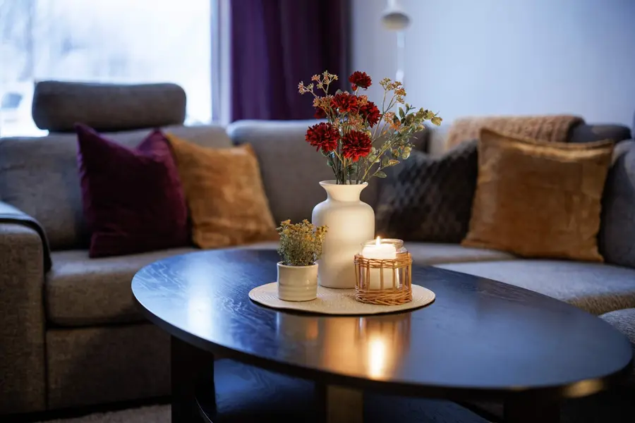 Vardagsrum med blommor på bordet