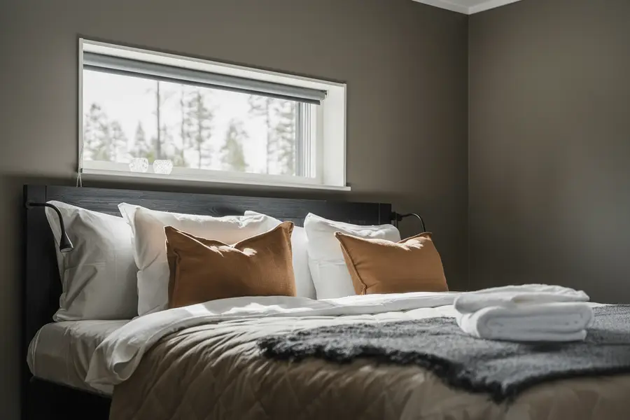 Elegant sovrum med naturligt ljus