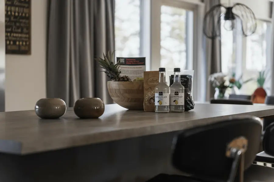 Rymlig terrass med utemöbler