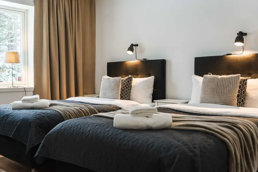 Hotellrum med två sängar